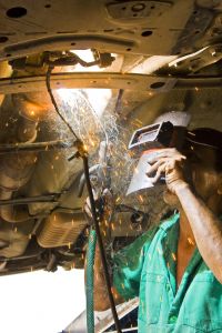 Mechanic makes essential car repairs in Pinellas FL