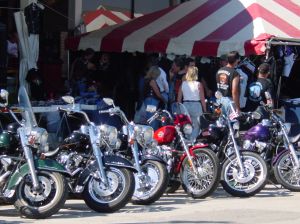 bikes-and-crowd-30977-m