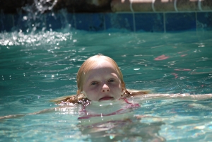 girl-swimming-in-the-pool-1425771-m (1)